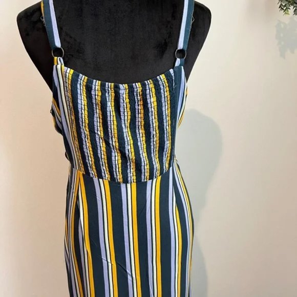 Side cutouts and front Pockets Sundress - Picture 5 of 6